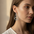 Cercei tip picătură cu model geometric, purtați de un model, fotografie lifestyle